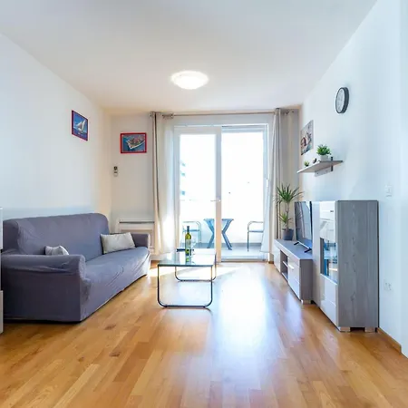 Bruno One Bedroom With Parking Lägenhet