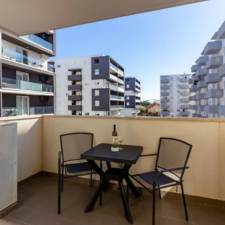 Bruno One Bedroom With Parking Lägenhet