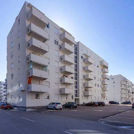 Bruno One Bedroom With Parking