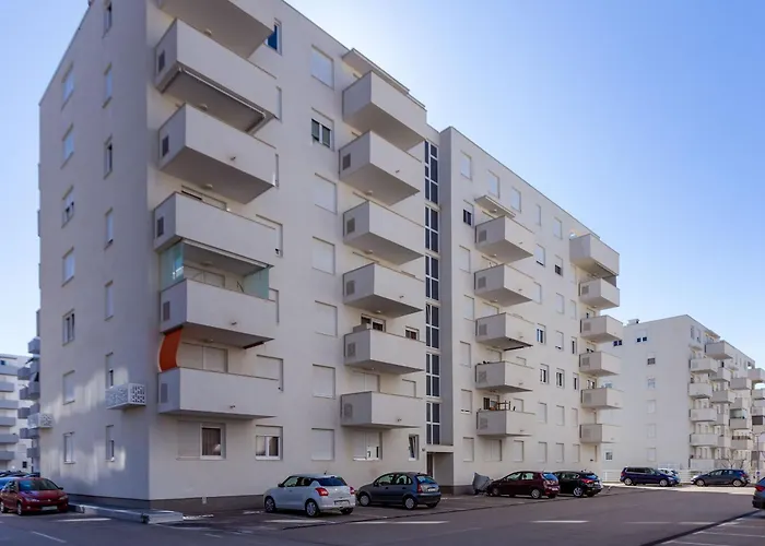 Bruno One Bedroom With Parking